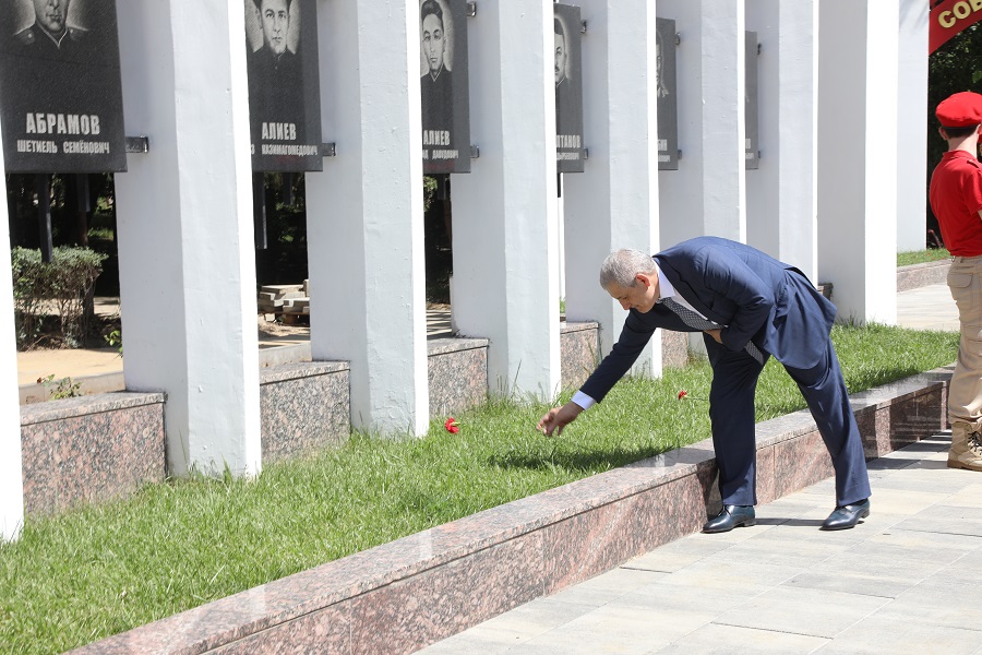 Делегация Узбекистана возложила цветы к мемориалу участников ВОВ в Махачкале