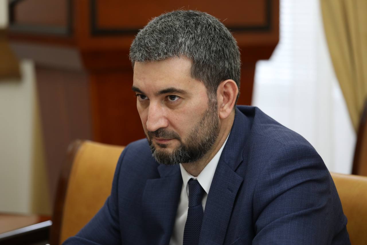 Дорогу к суточной стоянке общественного транспорта построят в аэропорту Махачкалы в 2024 году