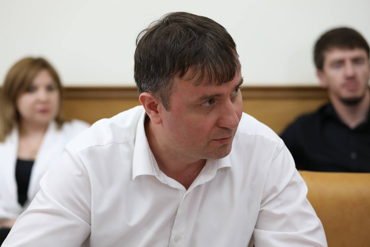 Дорогу к суточной стоянке общественного транспорта построят в аэропорту Махачкалы в 2024 году