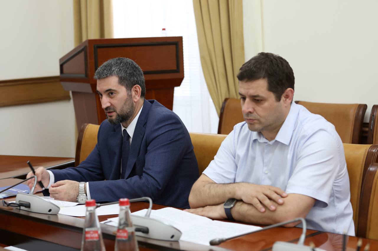 Дорогу к суточной стоянке общественного транспорта построят в аэропорту Махачкалы в 2024 году