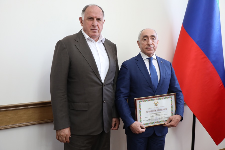 Абдулмуслим Абдулмуслимов в преддверии Дня России наградил представителей сфер культуры, туризма, агросектора и безопасности