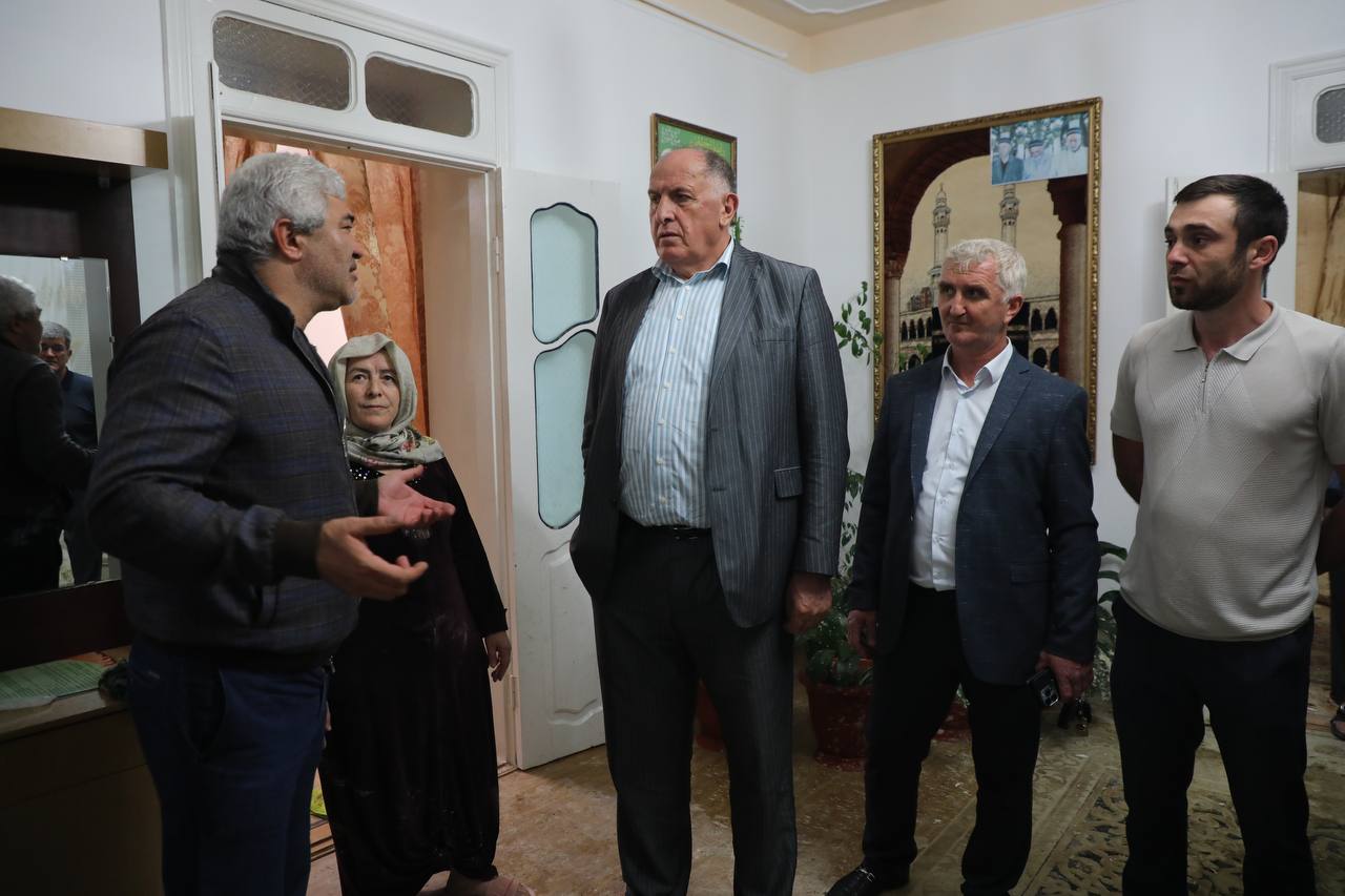 Премьер Дагестана посетил дома жителей Буйнакска, пострадавших из-за стихии