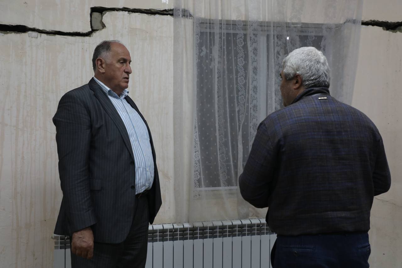 Премьер Дагестана посетил дома жителей Буйнакска, пострадавших из-за стихии