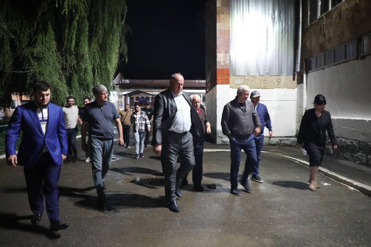 Премьер Дагестана посетил дома жителей Буйнакска, пострадавших из-за стихии