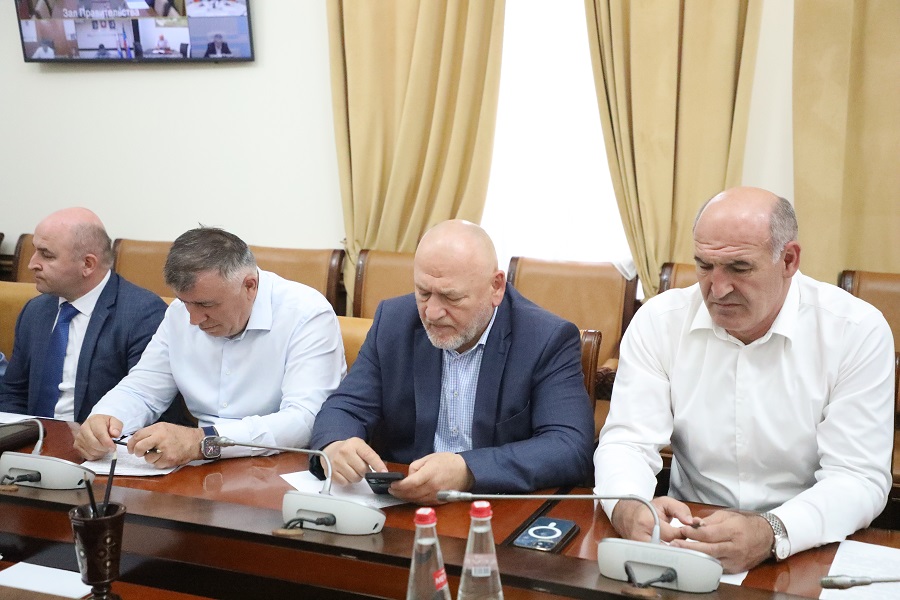 Ход строительства мусоросортировочных комплексов обсудили под руководством Абдулмуслима Абдулмуслимова