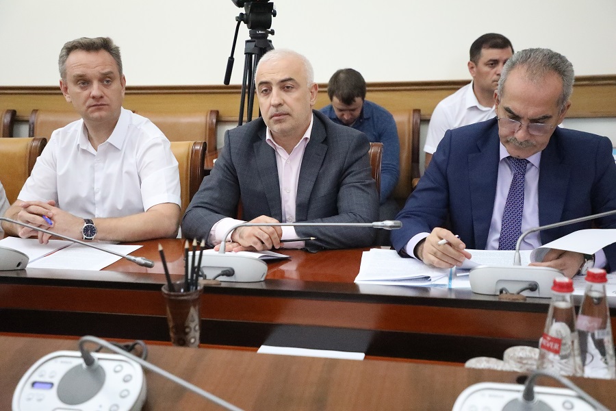 Ход строительства мусоросортировочных комплексов обсудили под руководством Абдулмуслима Абдулмуслимова