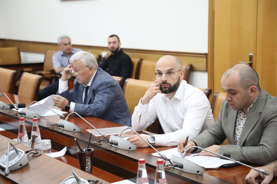 Ход строительства мусоросортировочных комплексов обсудили под руководством Абдулмуслима Абдулмуслимова