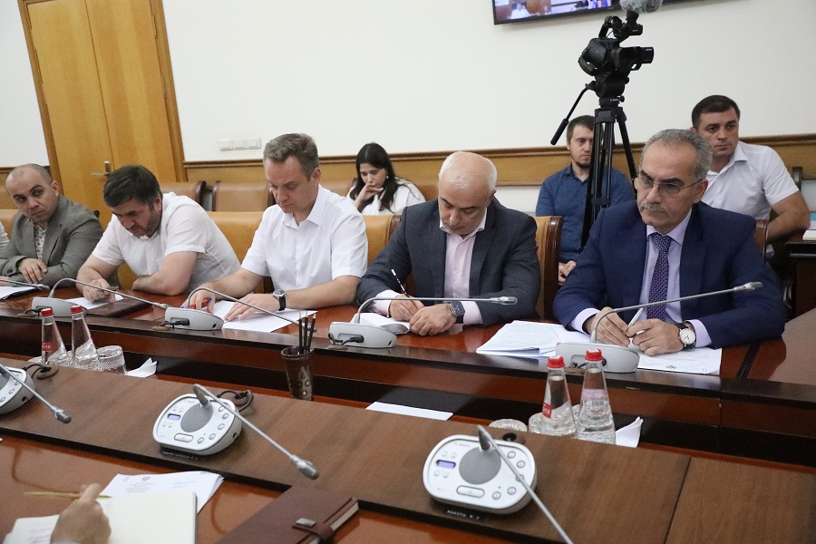 Ход строительства мусоросортировочных комплексов обсудили под руководством Абдулмуслима Абдулмуслимова