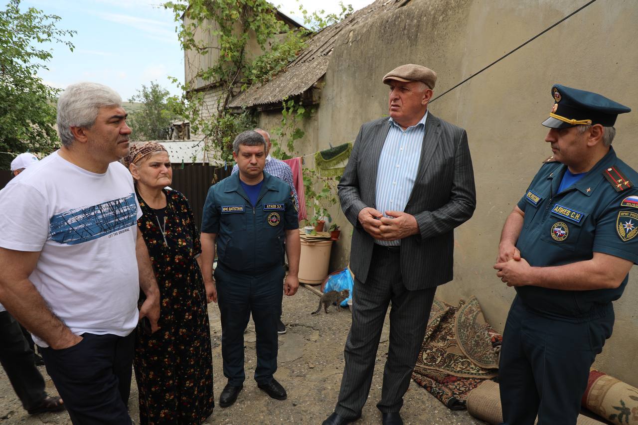 Пострадавшие от града крыши домов в Буйнакске восстановят за счет республиканских средств