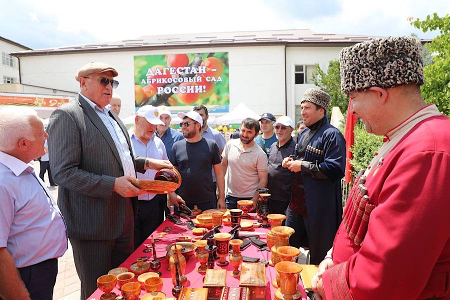 Абдулмуслим Абдулмуслимов посетил фестиваль «Золотой абрикос Дагестана»