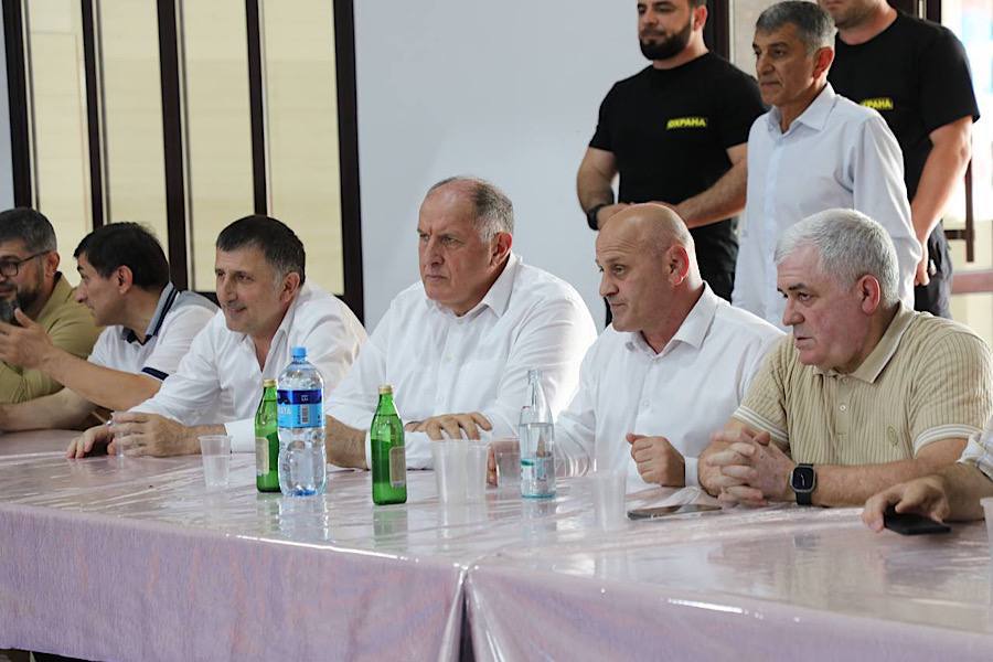 Абдулмуслим Абдулмуслимов поздравил победителей чемпионата Ахвахского района по вольной борьбе