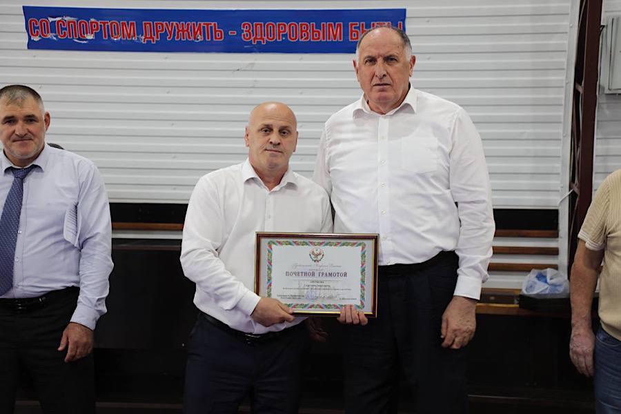 Абдулмуслим Абдулмуслимов поздравил победителей чемпионата Ахвахского района по вольной борьбе