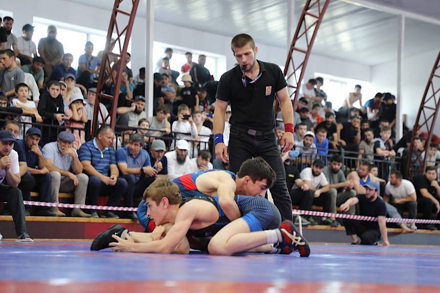 Абдулмуслим Абдулмуслимов поздравил победителей чемпионата Ахвахского района по вольной борьбе