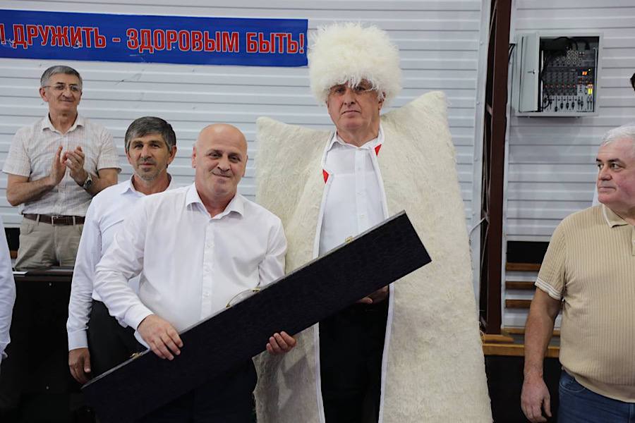 Абдулмуслим Абдулмуслимов поздравил победителей чемпионата Ахвахского района по вольной борьбе