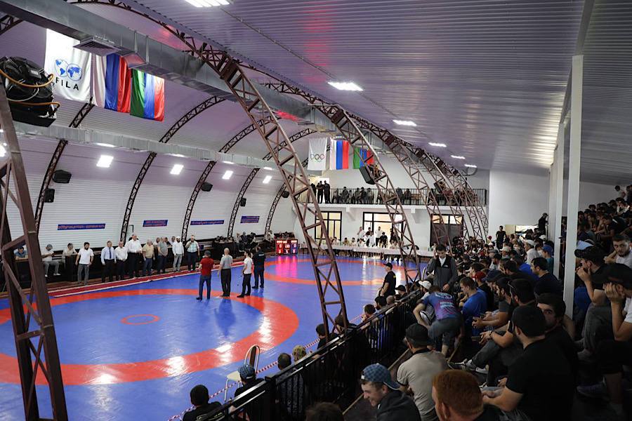 Абдулмуслим Абдулмуслимов поздравил победителей чемпионата Ахвахского района по вольной борьбе