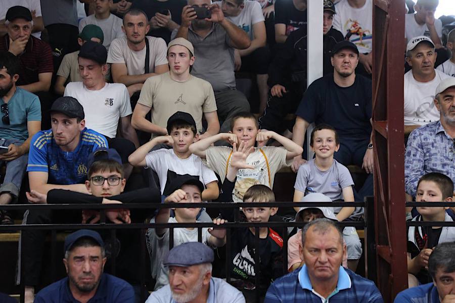 Абдулмуслим Абдулмуслимов поздравил победителей чемпионата Ахвахского района по вольной борьбе