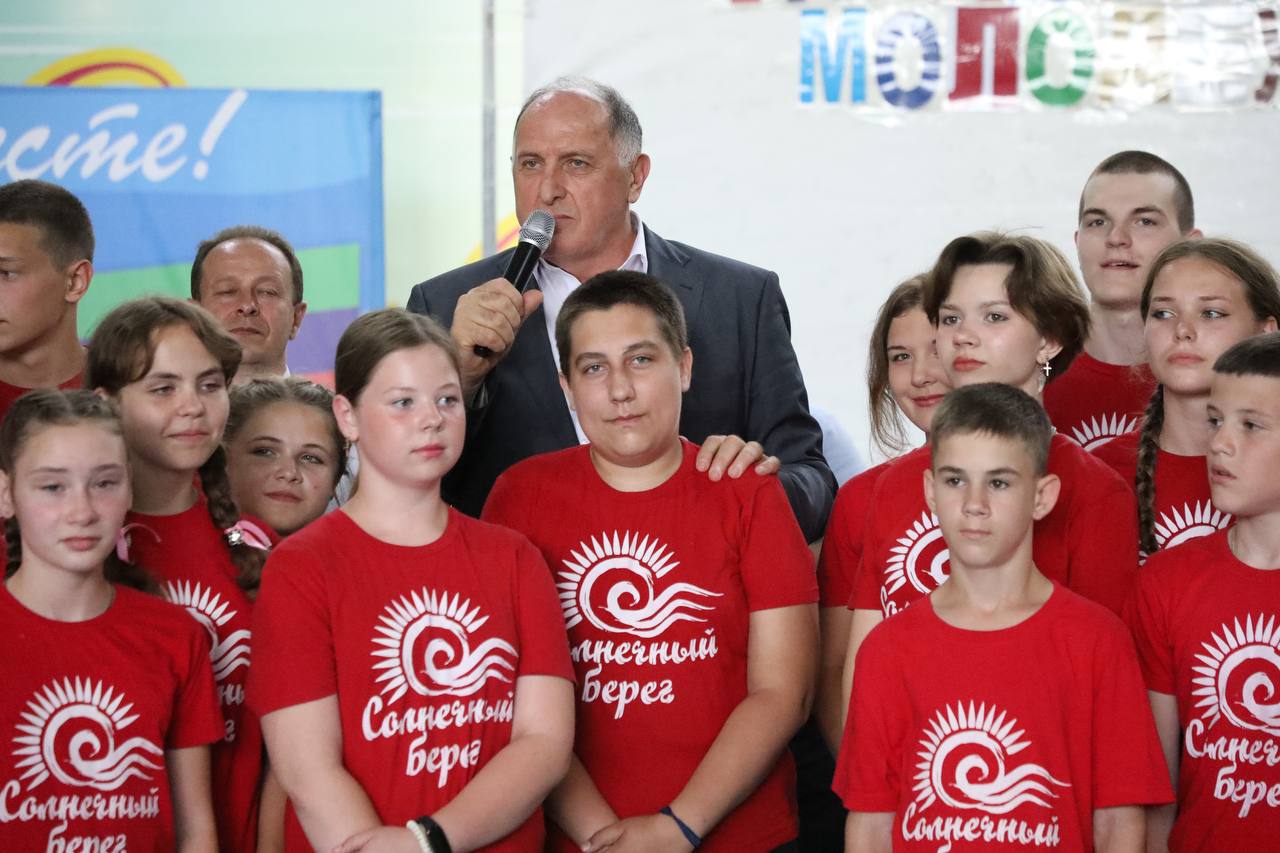 Абдулмуслим Абдулмуслимов встретился с детьми из Луганска, прибывшими на летние каникулы в Дагестан