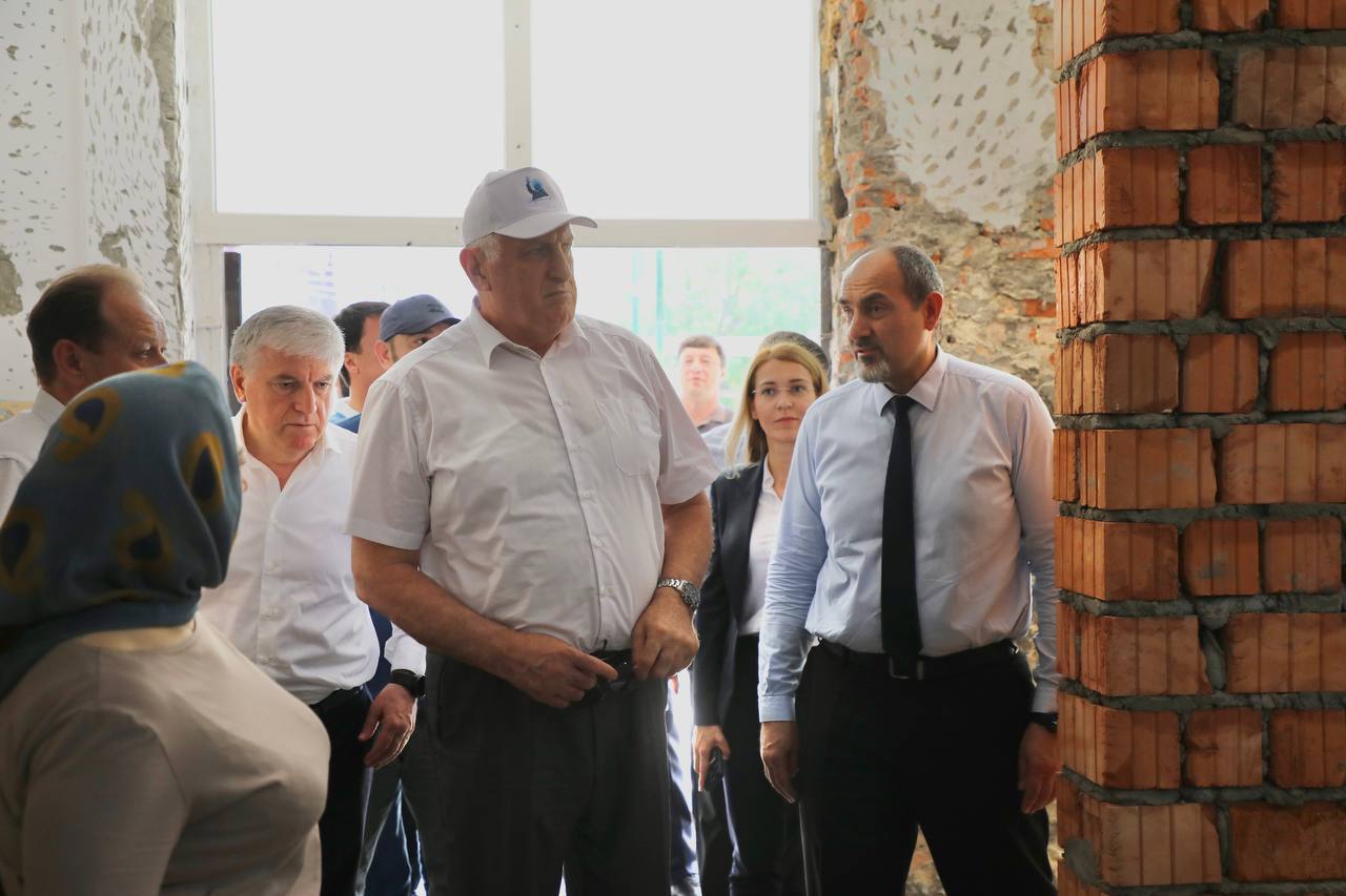 Абдулмуслим Абдулмуслимов ознакомился с ходом капремонта в школе № 42 г. Махачкалы