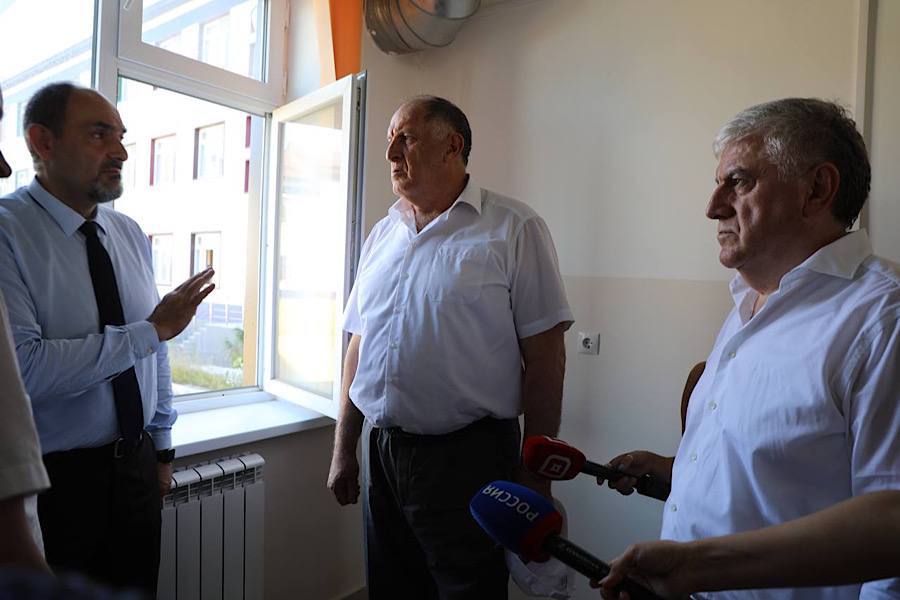 Абдулмуслим Абдулмуслимов оценил готовность к открытию новой школы в Шамхал-Термене