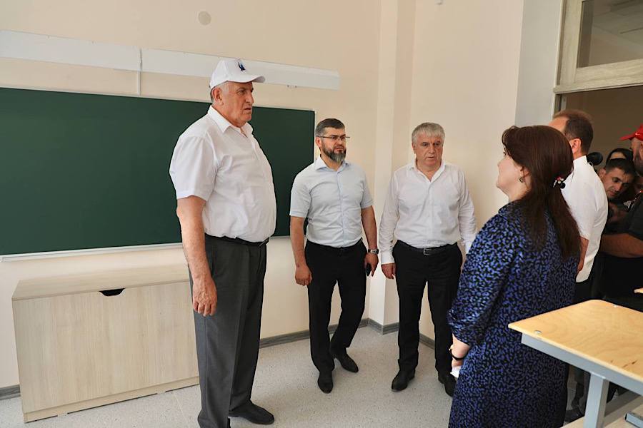 Абдулмуслим Абдулмуслимов оценил готовность к открытию новой школы в Шамхал-Термене