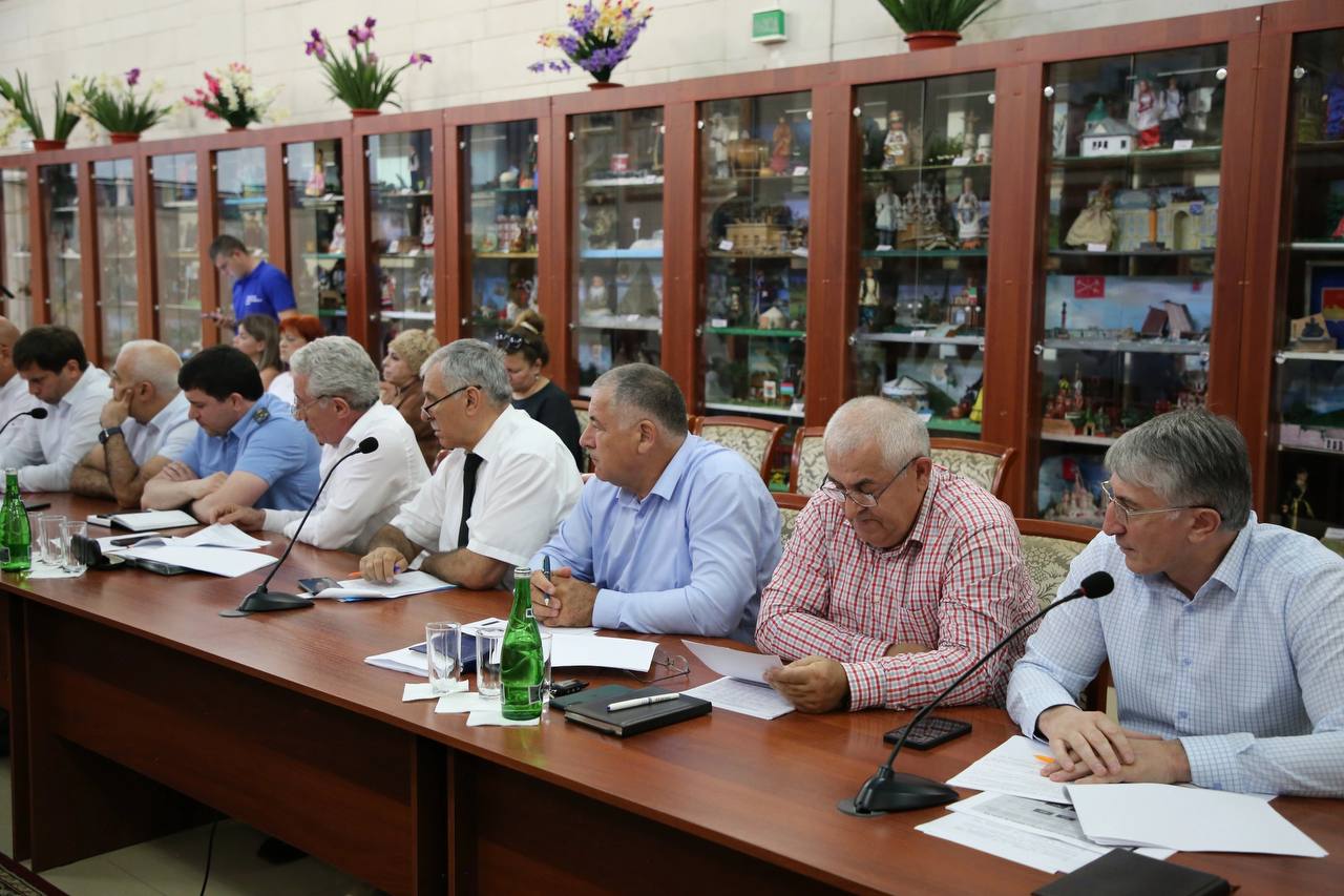 Абдурахман Махмудов провел заседание северной зональной рабочей группы в Кизляре