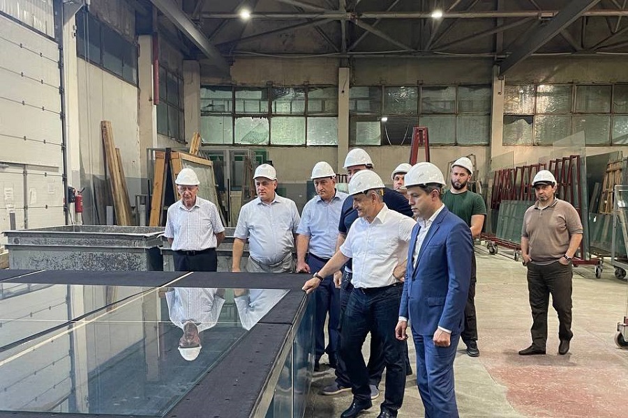 Ризван Газимагомедов ознакомился с производственным потенциалом ООО «Стеклопроект»