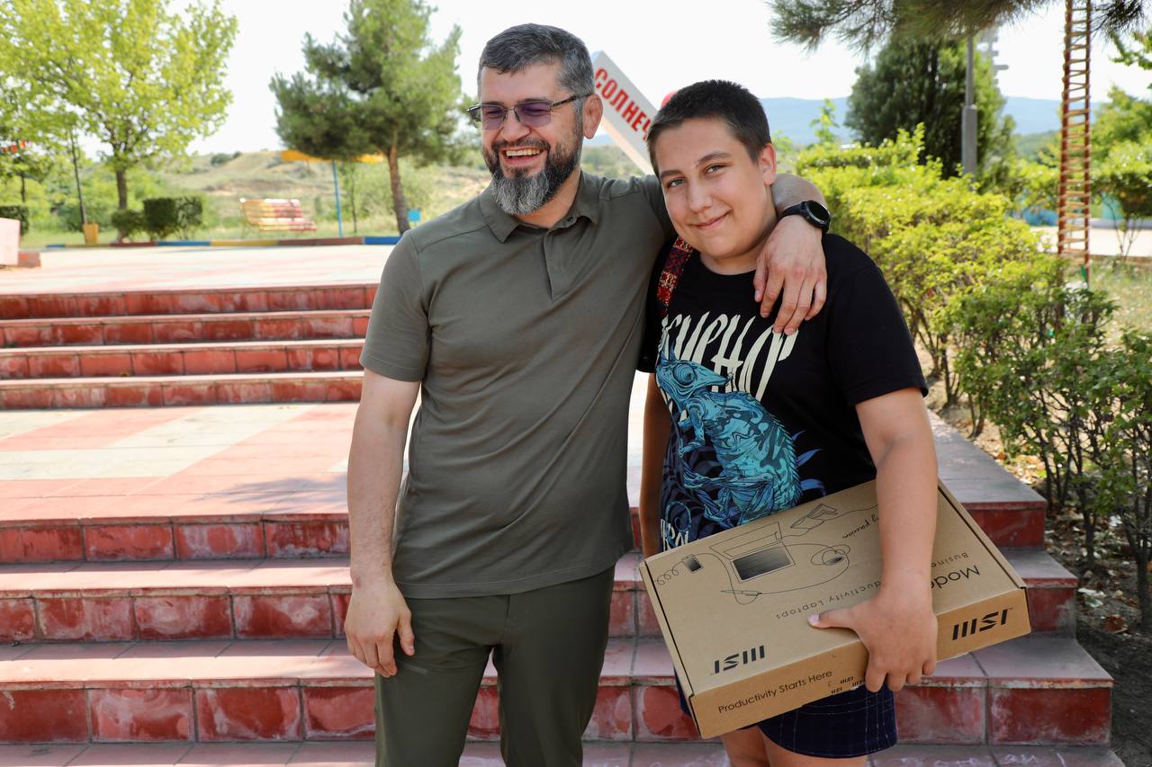 Школьнику из Луганска передали подарок от Абдулмуслима Абдулмуслимова