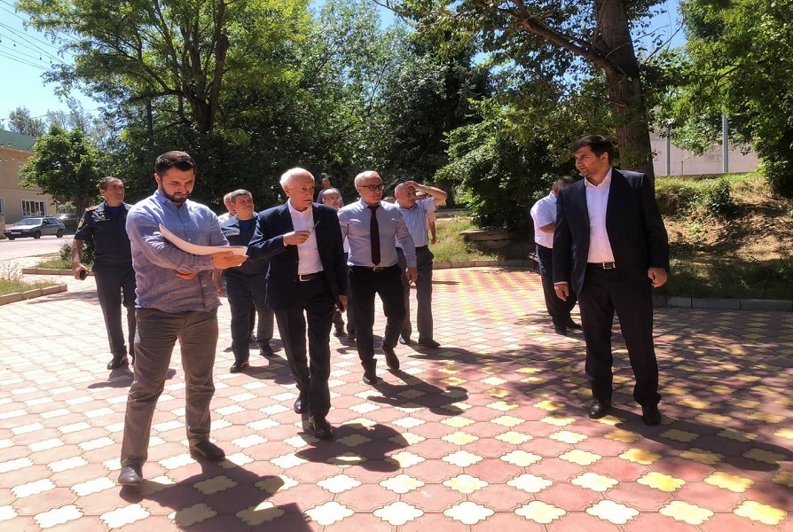 Рамазан Джафаров провел выездное совещание по вопросу ликвидации последствий ЧС в Буйнакске