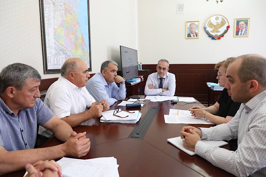 В Дагестане ведется борьба с саранчовыми вредителями