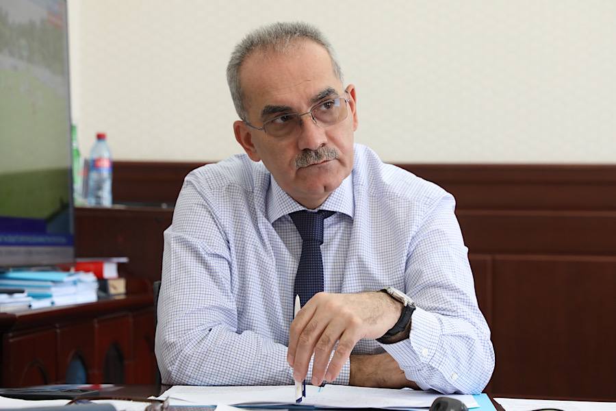 В Дагестане ведется борьба с саранчовыми вредителями
