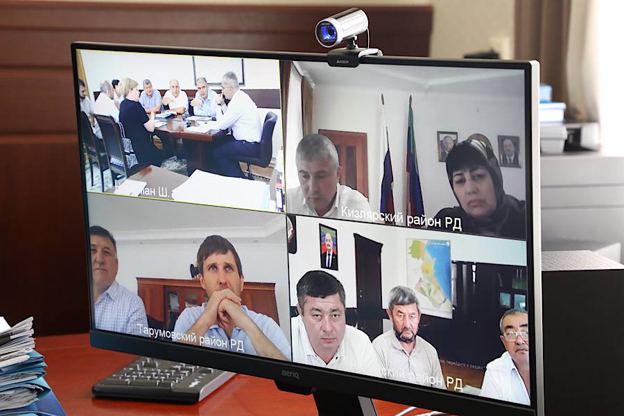 В Дагестане ведется борьба с саранчовыми вредителями