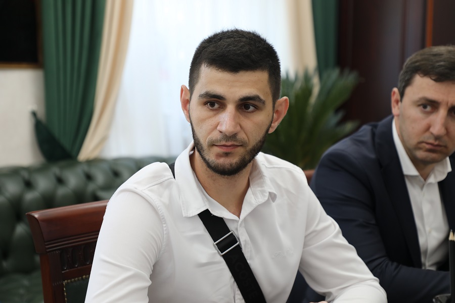 Руслан Алиев провел встречу с участником спецоперации Азаматом Мамаевым