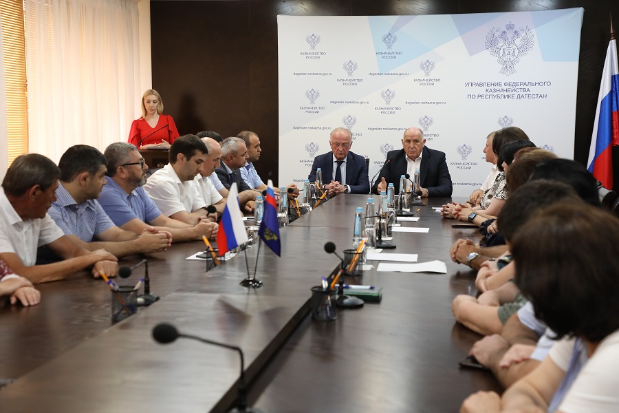 Абдулмуслим Абдулмуслимов вручил правительственные награды сотрудникам дагестанского Казначейства