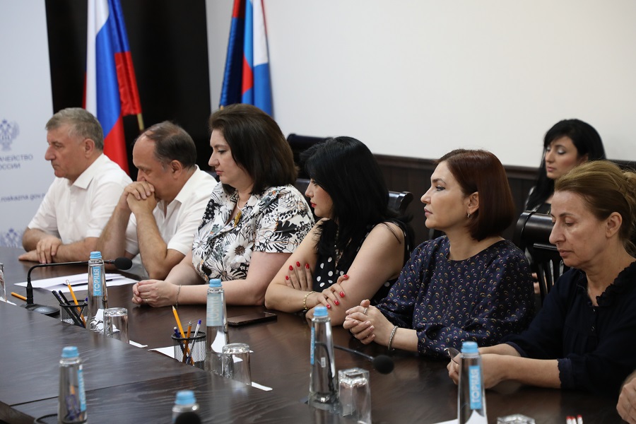 Абдулмуслим Абдулмуслимов вручил правительственные награды сотрудникам дагестанского Казначейства