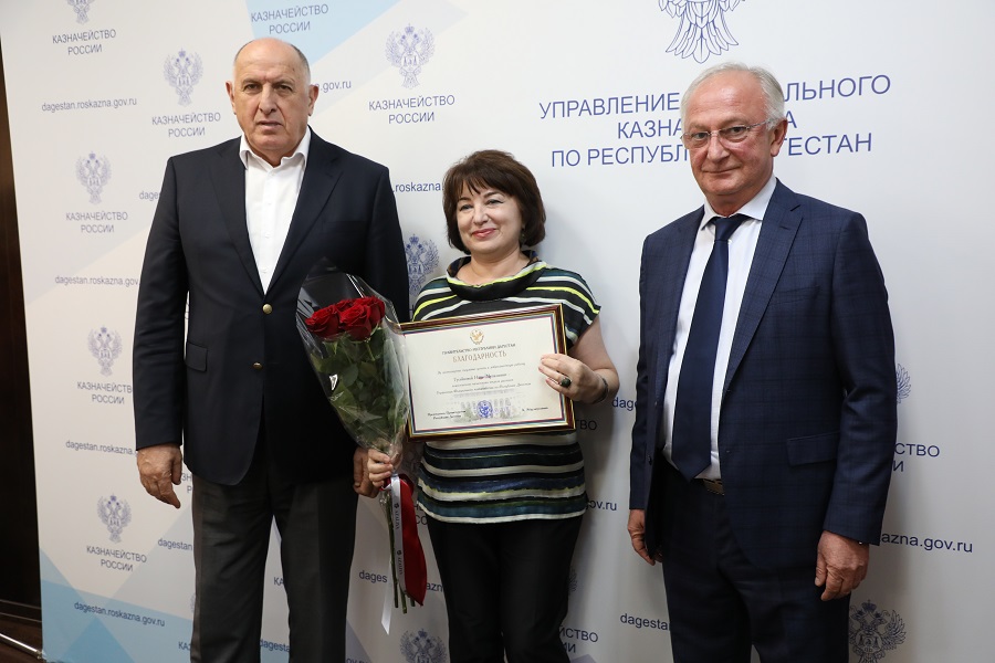 Абдулмуслим Абдулмуслимов вручил правительственные награды сотрудникам дагестанского Казначейства