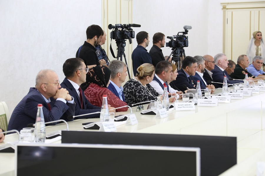 Абдулмуслим Абдулмуслимов вручил госнаграды отличившимся дагестанцам в День Конституции республики