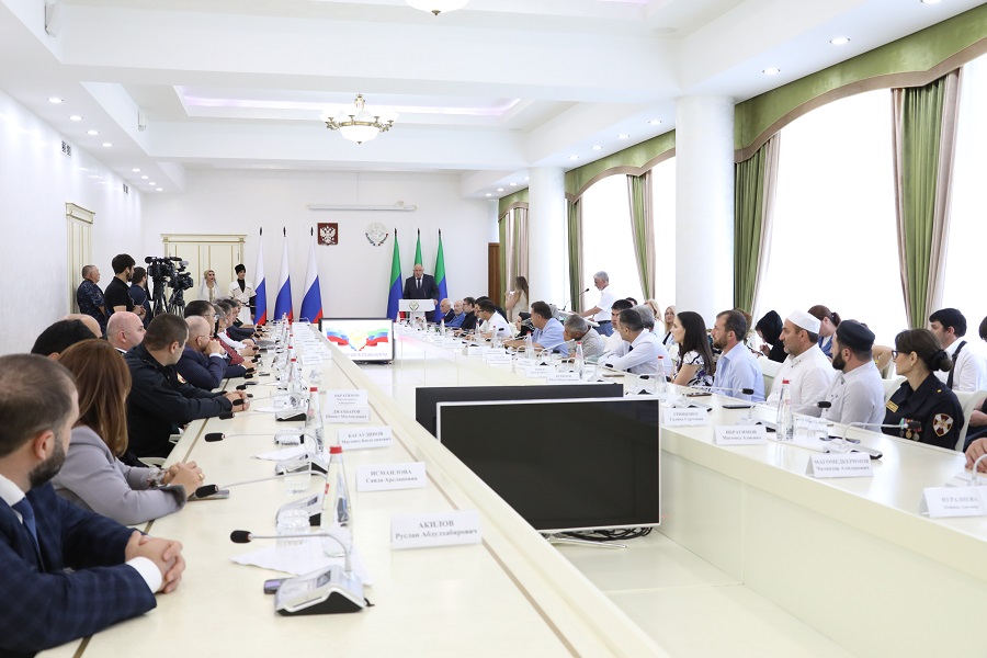 Абдулмуслим Абдулмуслимов вручил госнаграды отличившимся дагестанцам в День Конституции республики