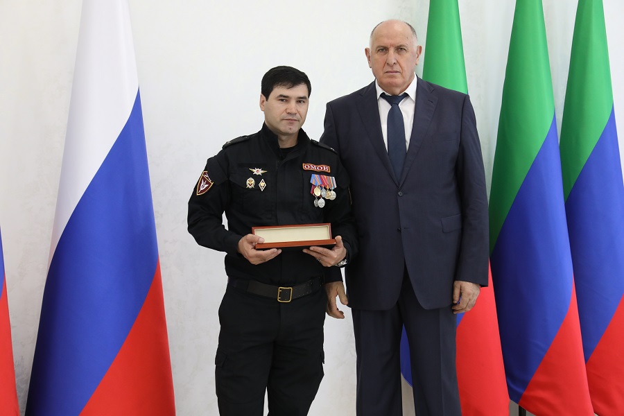 Абдулмуслим Абдулмуслимов вручил госнаграды отличившимся дагестанцам в День Конституции республики