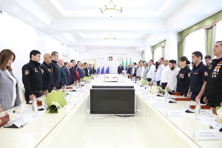 Абдулмуслим Абдулмуслимов вручил госнаграды отличившимся дагестанцам в День Конституции республики