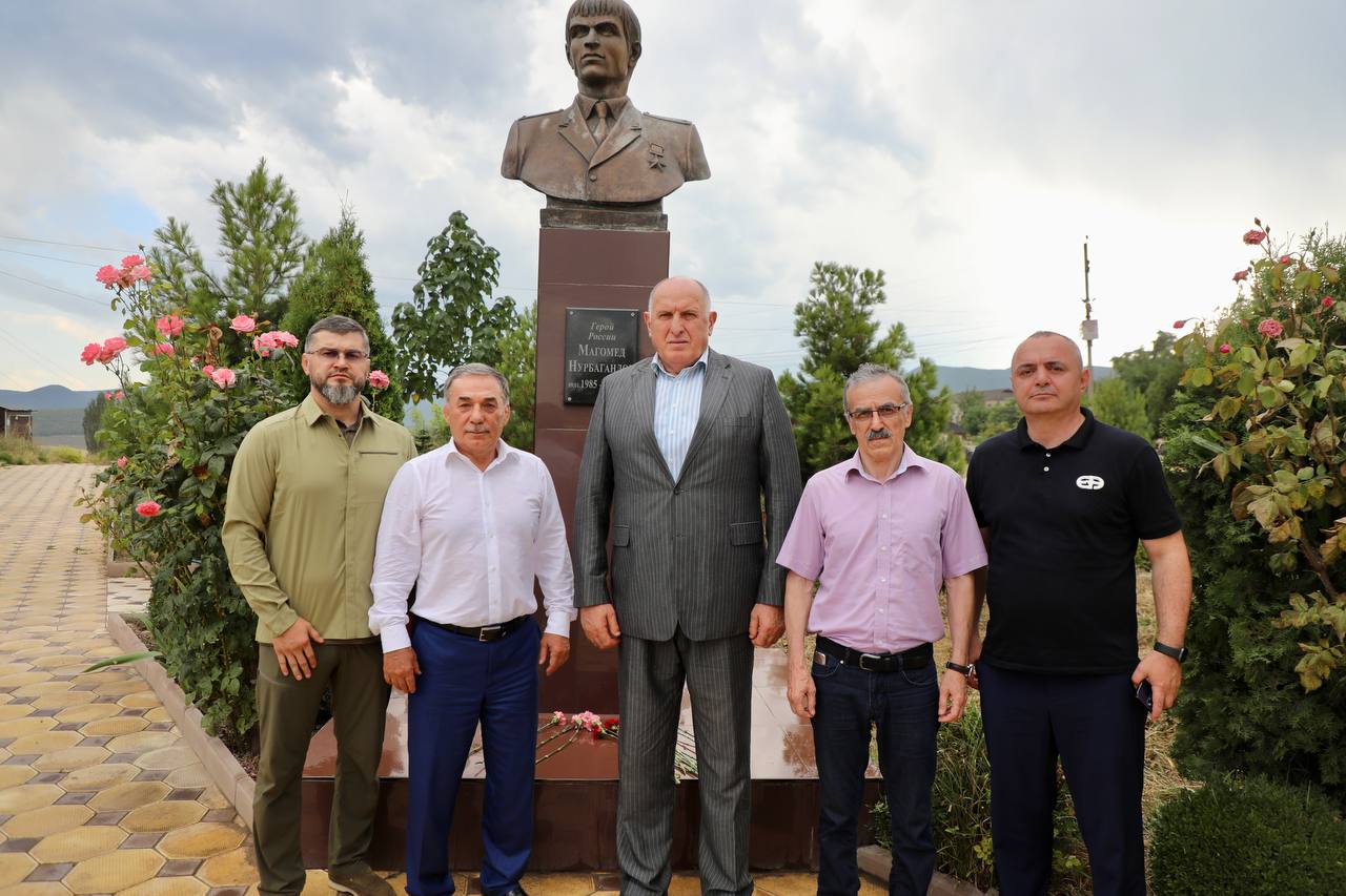 Абдулмуслим Абдулмуслимов возложил цветы к памятнику Герою РФ Магомеду Нурбагандову