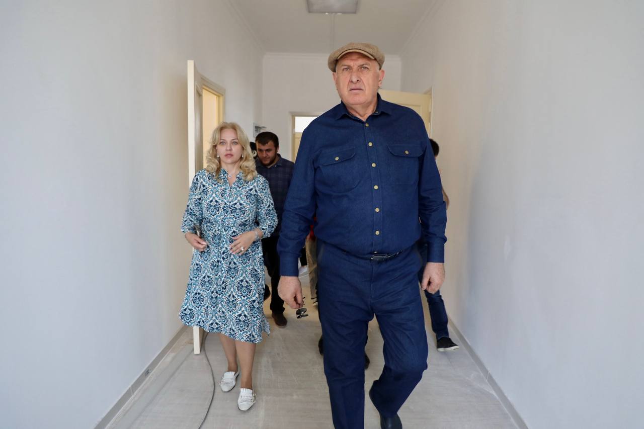 Абдулмуслим Абдулмуслимов ознакомился с ходом капремонта Дома культуры в Хунзахе