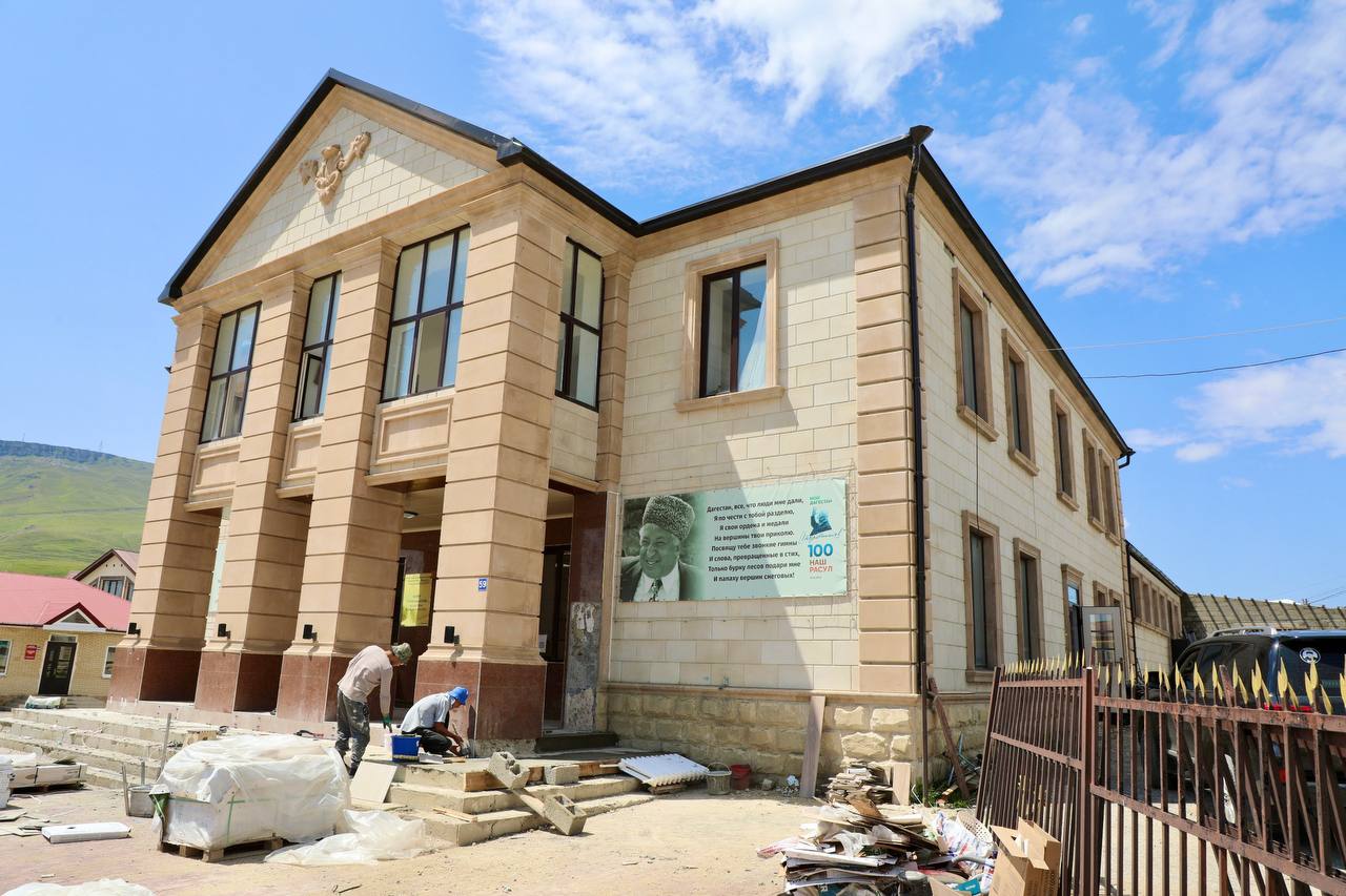 Абдулмуслим Абдулмуслимов ознакомился с ходом капремонта Дома культуры в Хунзахе