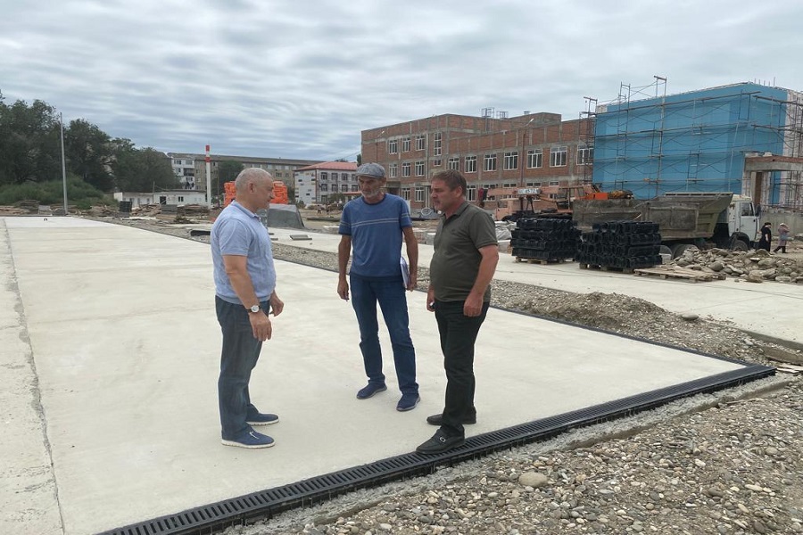 Ризван Газимагомедов проинспектировал ход капремонта в школах Кизилюрта