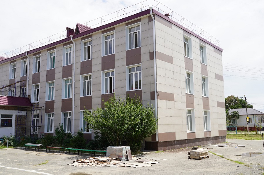 Ризван Газимагомедов проинспектировал ход капремонта в школах Кизилюрта