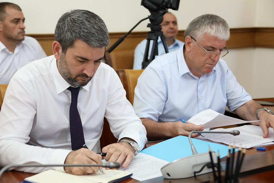 Абдулмуслим Абдулмуслимов призвал энергетиков увеличить число аварийных бригад и наладить качественную обратную связь  с населением
