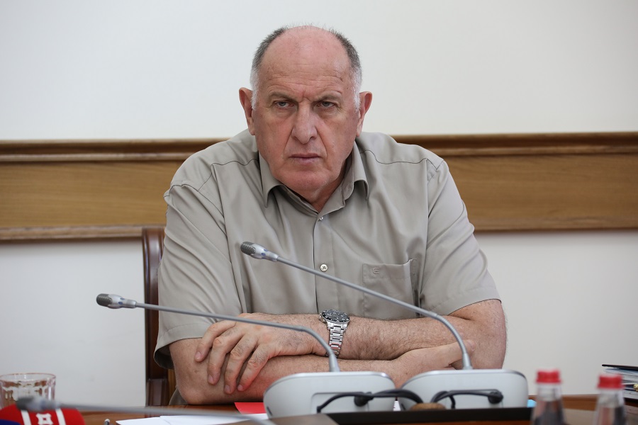 Абдулмуслим Абдулмуслимов призвал энергетиков увеличить число аварийных бригад и наладить качественную обратную связь  с населением
