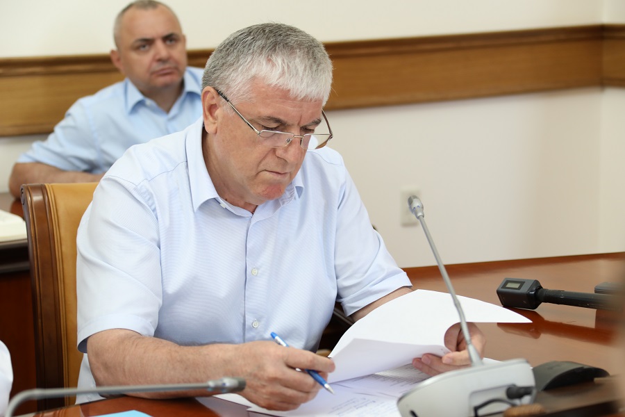 Абдулмуслим Абдулмуслимов призвал энергетиков увеличить число аварийных бригад и наладить качественную обратную связь  с населением