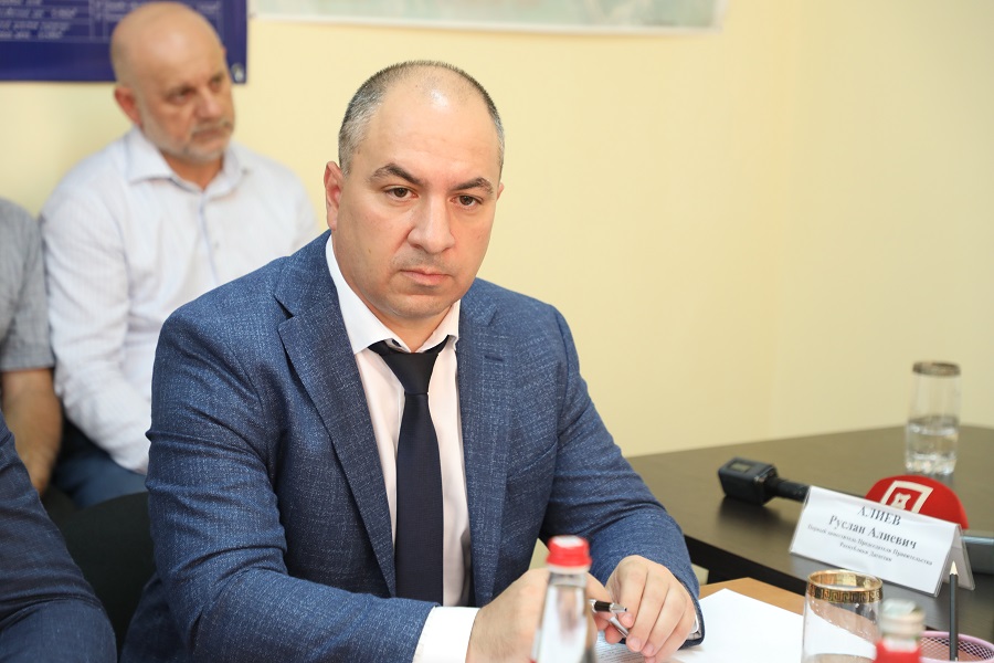Абдулмуслим Абдулмуслимов заверил инвесторов в допподдержке в подведении инфраструктуры к инвестплощадкам