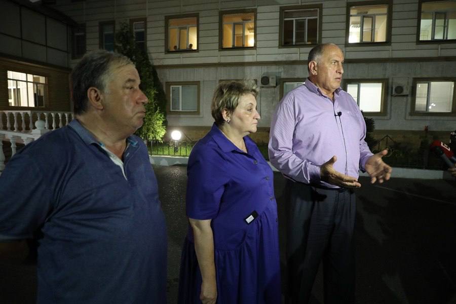Абдулмуслим Абдулмуслимов навестил в больнице детей, пострадавших из-за взрыва на АЗС