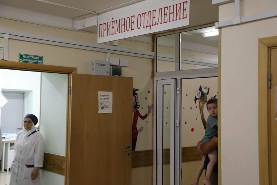 Абдулмуслим Абдулмуслимов навестил в больнице детей, пострадавших из-за взрыва на АЗС